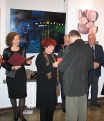 <h4>Ryszard Gancarz odbiera III nagrodę z rąk Dyrektora Biura Wystaw Artystycznych w Sandomierzu Teresy Pilch</h4>