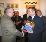 <h4>Andrzej Karwat odbiera IV nagrodę Marszałka Województwa Świętokrzyskiego z rąk Ryszarda Nagórnego</h4>