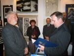 <h4>Stanisław Świeca odbiera III nagrodę Marszałka Województwa Świętokrzyskiego z rąk Marka Kwitka</h4>