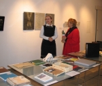 Alicja Słowikowska - kurator Festiwalu i Katarzyna Pisarczyk podczas finisażu wystawy 'Korespondencja' 19 IX 2013
