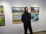 Rafa Lenart podczas wernisau wystawy malarstwa, Galeria BWA w Sandomierzu - 11.02.2022 r.