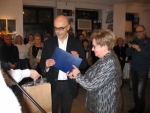 Marek Pokutycki, laureat III Nagrody Banku Spółdzielczego w Sandomierzu, odbiera gratulacje z rąk Prezesa Banku Pani Marii Kalinowskiej