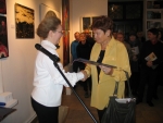 Jadwiga Kukuła, laureatka III Nagrody Biura Wystaw Artystycznych w Sandomierzu, odbiera gratulacje z rąk Dyrektora BWA Katarzyny Pisarczyk