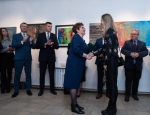 Ewa Podlodowska, odbiera II Nagrodę Banku Spółdzielczego w Sandomierzu z rąk Prezes Banku Pani Marii Kalinowskiej