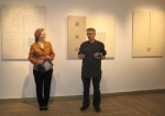Dyrektor BWA Katarzyna Pisarczyk  i Rafa Urbaski otwieraj wystaw ''Defragmentacje - QR2''