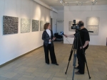 <h4>Dyrektor BWA Katarzyna Pisarczyk podczas udzielania wywiadu na temat wystawy Roberta Olszowskiego dla TVP Kielce <br /></h4>
