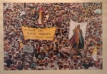 Sandomierskie błonia w dniu wizyty papieża Jana Pawła II, jedna z fotografii prezentowanych na wystawie