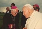 Papież Jan Paweł II z biskupem Marianem Zimałkiem, jedna z fotografii prezentowanych na wystawie