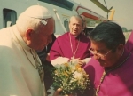 Papieża Jana Pawła II witają biskupi Wacław Świerzawski i Leszek Sławoj Głódź, jedna z fotografii prezentowanych na wystawie